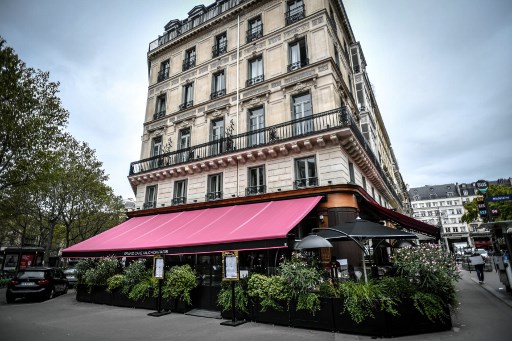 En France, le couvre-feu menace de faillite des milliers d'entreprises hôtelières