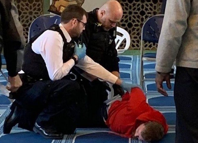 Daniel Horton est arrêté par des policiers à la mosquée centrale de Londres. (Photo Twitter)