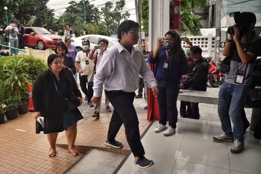 L’activiste pro-démocratie Bunkuenanun « Francis » Paothong au commissariat de Dusit, Bangkok pour atteinte à la reine Suthida de Thaïlande, le 16 octobre (Lillian Suwanrumpha/AFP)