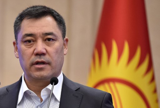 Le nouveau Premier ministre du Kirghizstan Sadyr Japarov s’adresse au Parlement à Bishkek, le 16 octobre. (Vyacheslav Oseledko / AFP)
