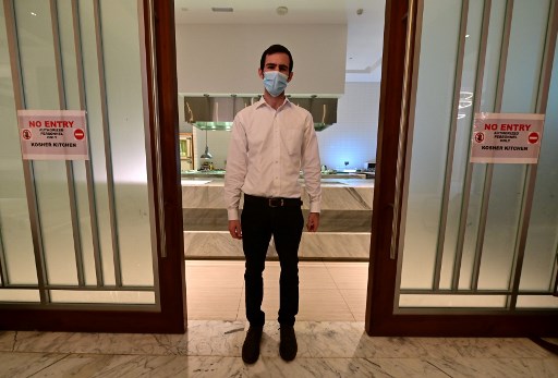 Le rabbin Yaakov Eisenstein veille à la préparation de la nourriture chez Elli’s Kosher Kitchen à Dubaï, le 5 octobre (Giuseppe Cacace/AFP)