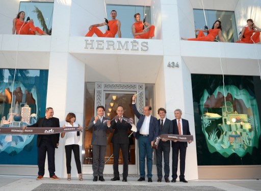 Au centre, de g à d, Axel Dumas, CEO d’Hermès International, et Pierre-Alexis Dumas, directeur artistique d’Hermès International, entourant Robert Chavez, CEO d’Hermès Paris Inc. (Robyn Beck/AFP)