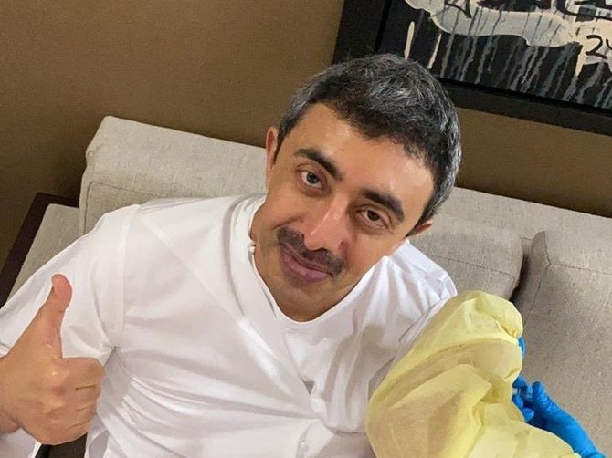 Abdullah bin Zayed reçoit le vaccin contre le coronavirus
