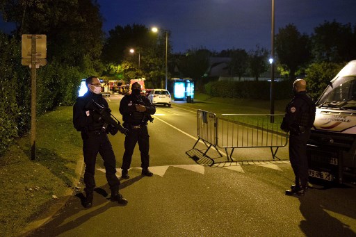 Policiers à Eragny, sur les lieux où l’assaillant qui a décapité un professeur à Conflans Sainte-Honorine a été tué (Abdulmonam Eassa/AFP)
