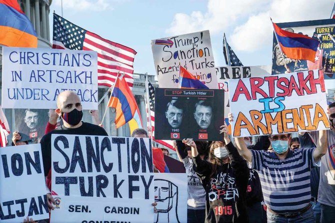 À Washington, DC, des Américains d'origine arménienne protestent contre le conflit entre l'Azerbaïdjan et l'enclave arménienne du Haut-Karabakh et contre le soutien que la Turquie apporte à l'Azerbaïdjan. (AFP)