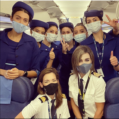 La capitaine Rola Hoteit (au centre à droite) entourée de son équipage entièrement féminin (@captain_rolahoteit/Instagram)
