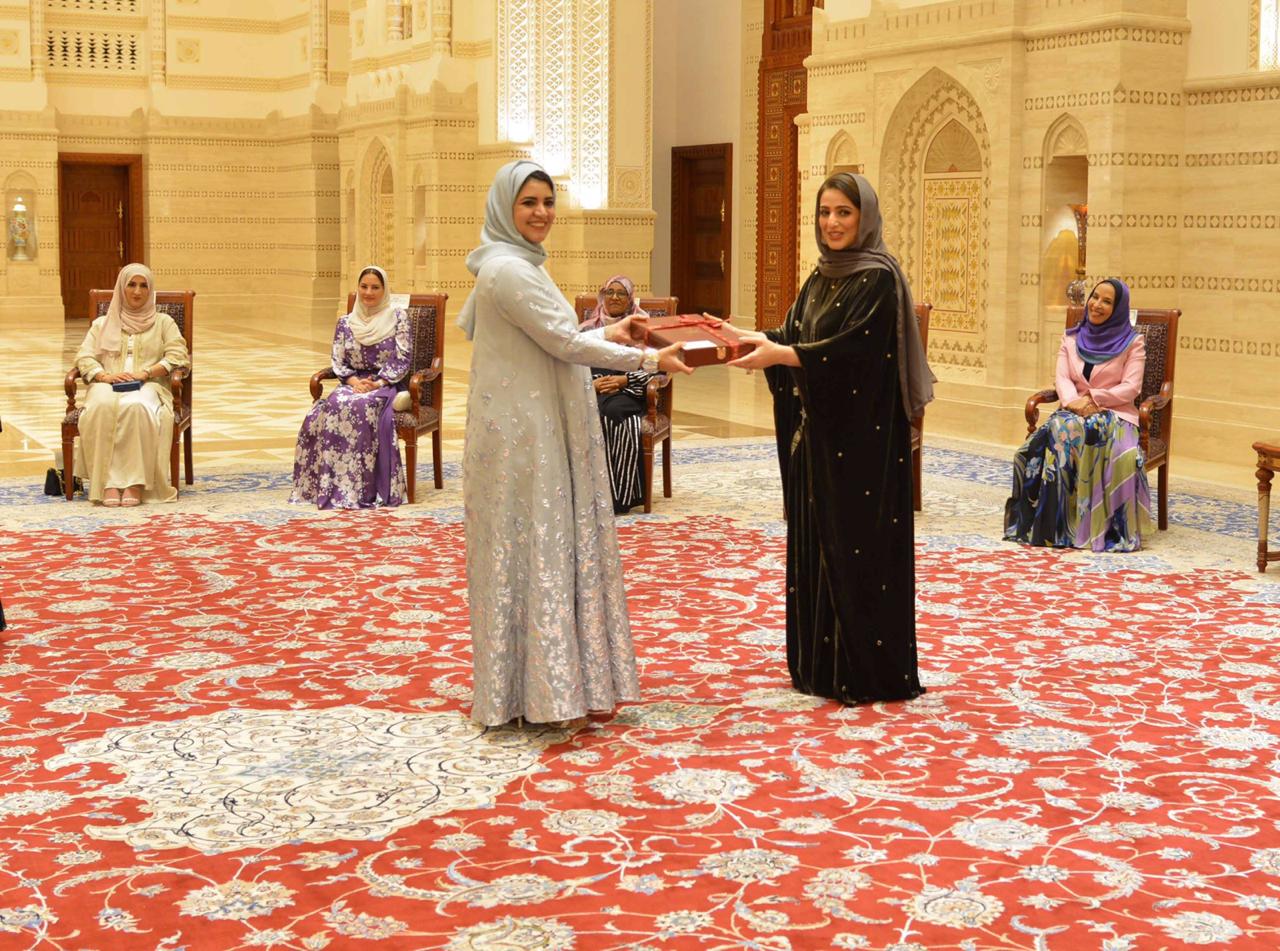 Oman: La première dame fait ses débuts lors de la journée de la femme