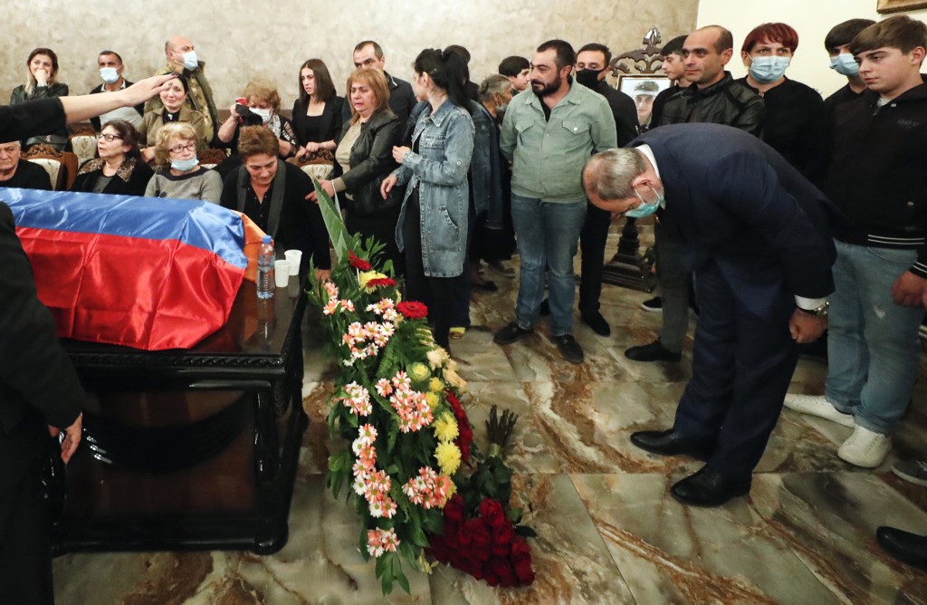 Le Premier ministre arménien Nikol Pashinyan (à droite) assistant à une cérémonie d'adieu, à Erevan, d'un soldat arménien tué au Karabakh. (Service de presse du gouvernement arménien / AFP)