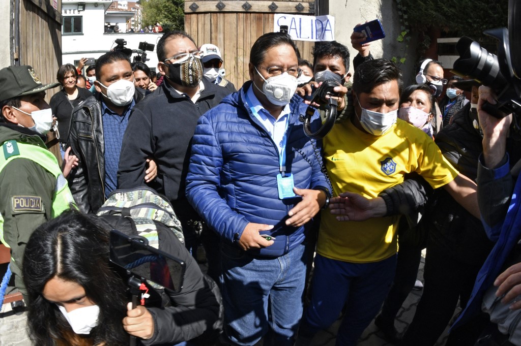Le candidat présidentiel de gauche Bolivienne, Luis Arce quitte le bureau de vote lors des élections générales du pays. (AFP)