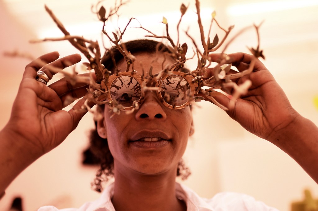 Les créateurs d'accessoires français Sandrine Paskusz-Koffi et Thibaut Rodde présentent des modèles de lunettes,lors du Festival International de la Mode et de la Photographie à Hyères. (AFP)