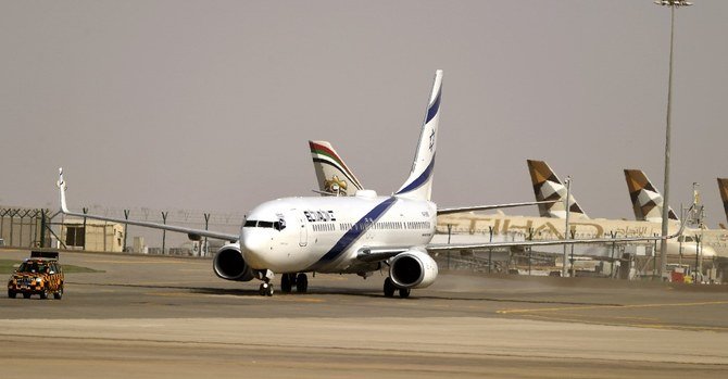 Un avion israélien sur le tarmac de l'aéroport d'Abu Dhabi lors du tout premier vol commercial d'Israël vers les Émirats arabes unis, le 31 août 2020 (AFP)