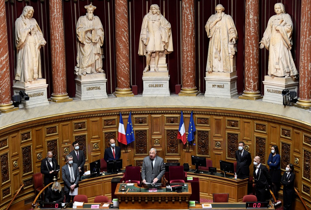 Trois jours après la décapitation dans la région parisienne de Samuel Paty, un professeur d'histoire-géographie, le ministre de la Justice Eric Dupond-Moretti estime à cet égard que « ce texte-là, même si l'intention est plus que louable, ne pourra résoudre quoi que ce soit » (AFP)