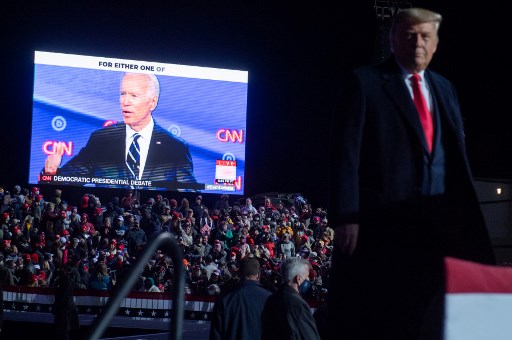 Donald Trump parcourt l'Amérique, Joe Biden reste chez lui