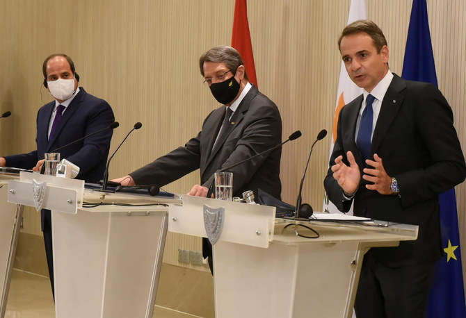 Le président égyptien Abdel Fattah El-Sisi, le président chypriote Nicos Anastasiades et le Premier ministre grec Kyriakos Mitsotakis après un sommet trilatéral, au palais présidentiel à Nicosie, Chypre, le 21 octobre 2020 (Reuters)