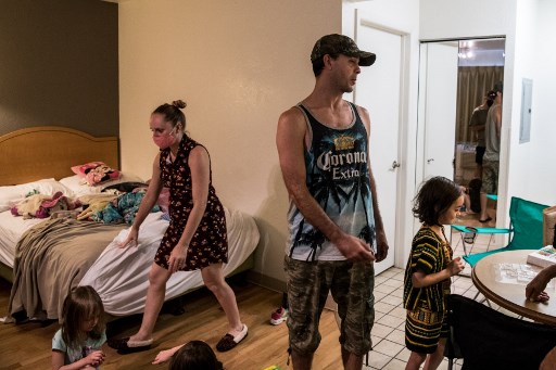 Couple de chômeurs avec leurs enfants dans un motel en Floride (Chandan Khanna/AFP)