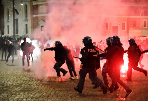 Affrontements à Rome entre manifestants d'extrême droite anti-couvre-feu et police