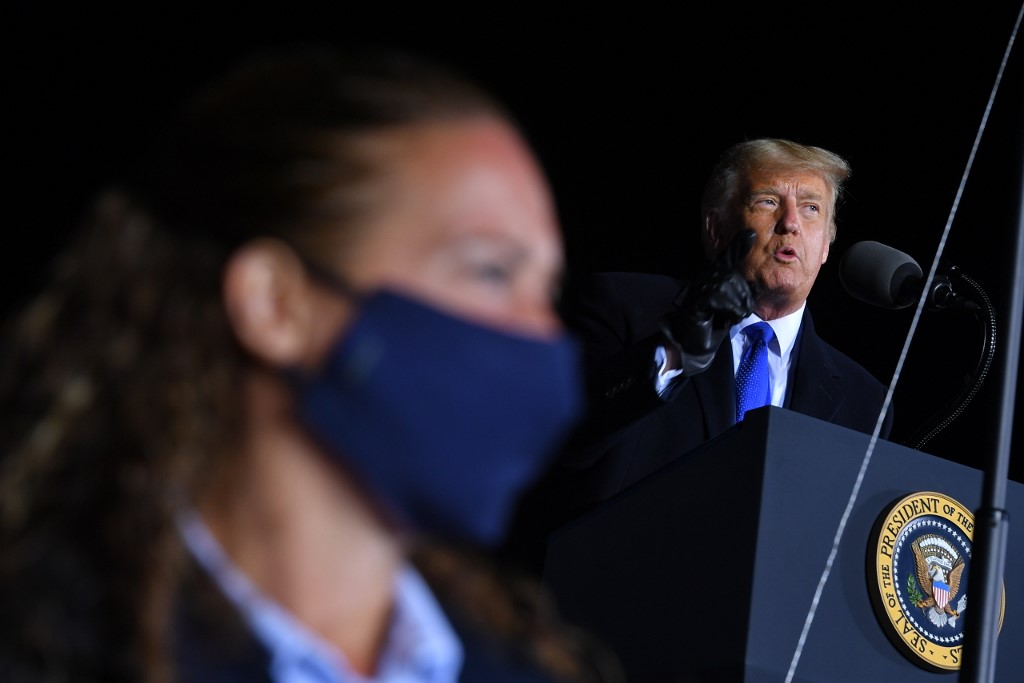 Le président américain Donald Trump prend la parole lors d'un rassemblement électoral à l'aéroport du comté de Waukesha. (AFP)