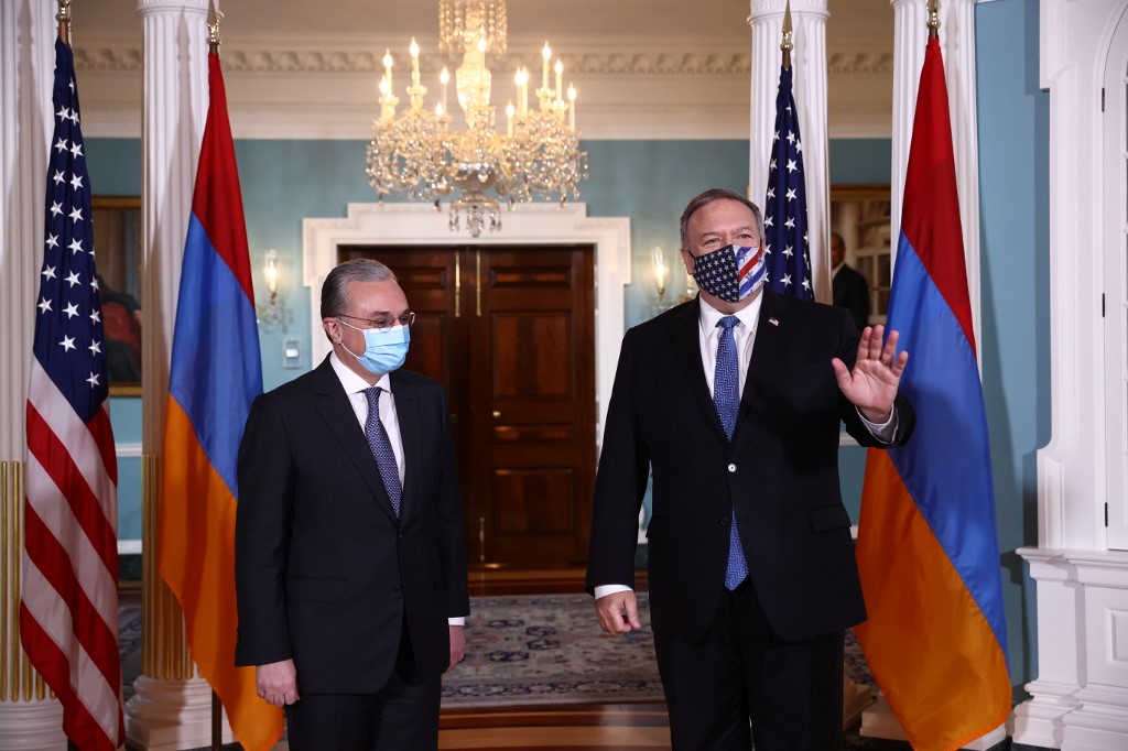 Le ministre arménien des Affaires étrangères Zohrab Mnatsakanyan et le secrétaire d'État américain Mike Pompeo. (AFP)