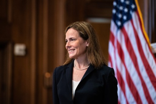 Le Sénat confirme Amy Coney Barrett à la Cour suprême, grande victoire pour Trump