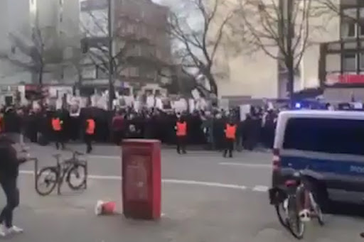 Une vidéo d’une « manifestation anti-Macron », devenue virale, s’avère fausse