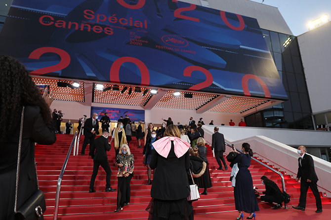 Tapis rouge et robes de soirée: l'édition symbolique du Festival de Cannes s'est ouverte