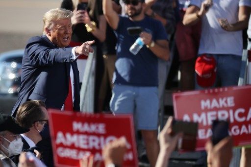 L'auteur d'une tribune anti-Trump sort de l'anonymat, le président contre-attaque
