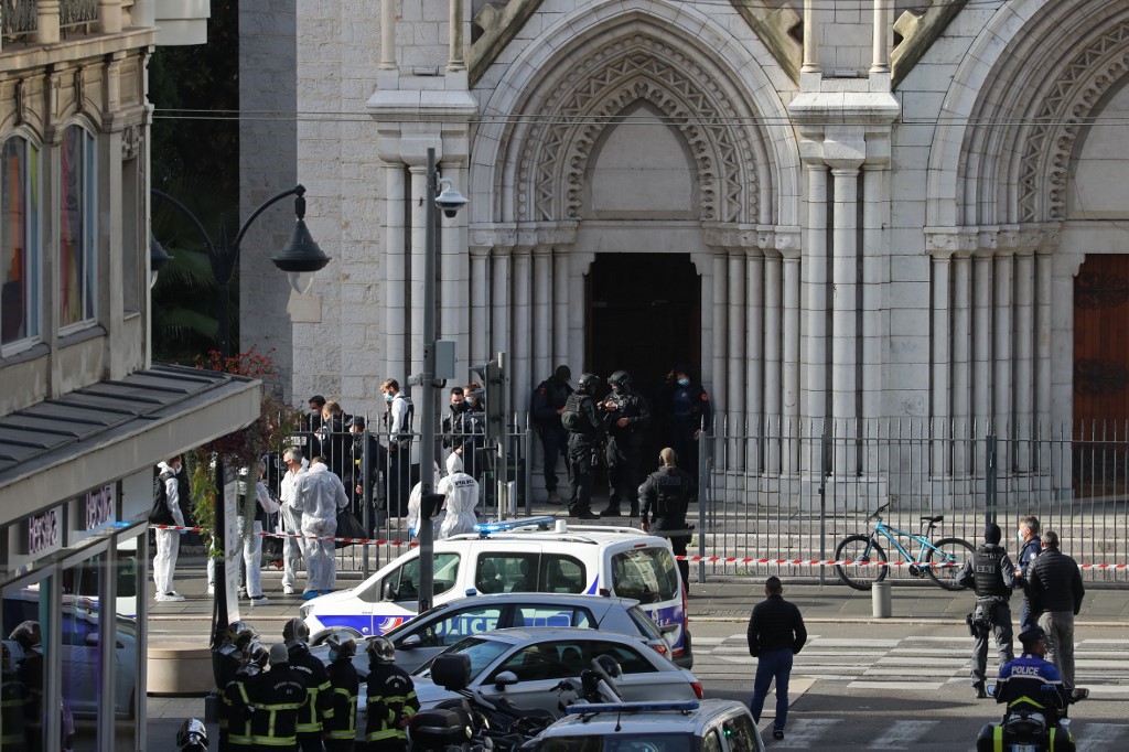 En images: trois morts, plusieurs blessés dans une attaque au couteau à la basilique Notre-Dame de Nice