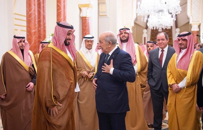 Le prince héritier saoudien Mohammed ben Salmane (à gauche), recevant le président algérien Abdelmadjid Tebboune à Riyad, le 26 février 2020. (Fichier/AFP)