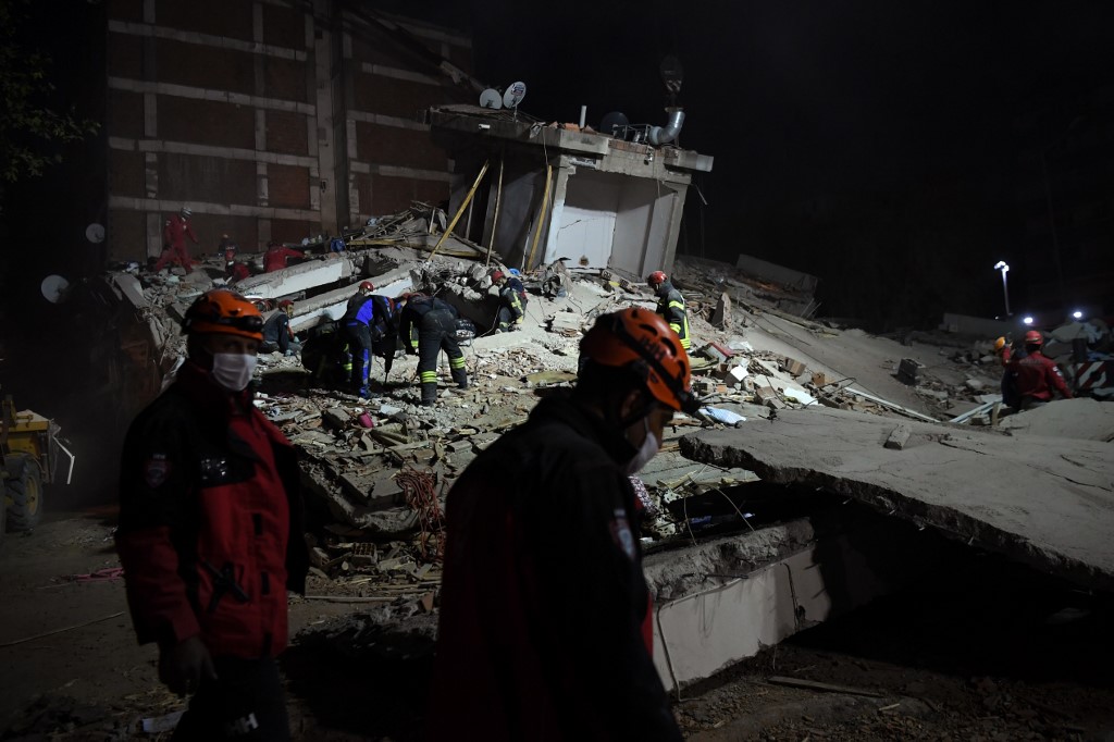 Turquie: Après le séisme, les secours cherchent des survivants dans les décombres
