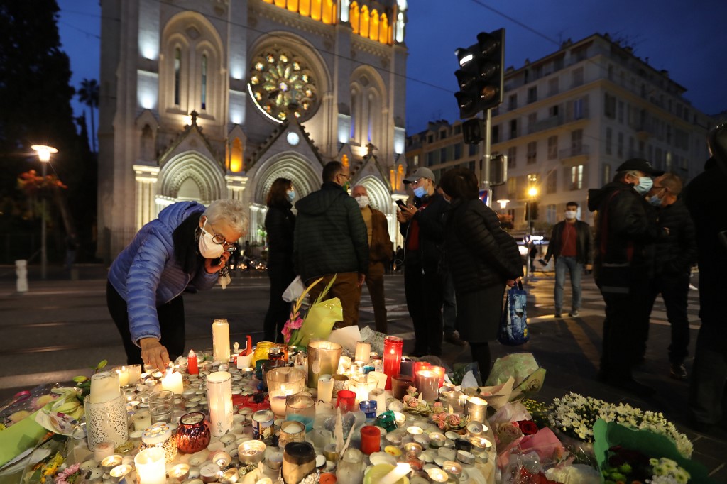 L'auteur des faits, un Tunisien de 21 ans, Brahim Issaoui, a été stoppé par les policiers qui lui ont tiré dessus à plusieurs reprises. Blessé grièvement, il était toujours hospitalisé samedi. (AFP)