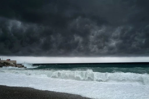 Tempête nocturne à Nice, sur la Promenade des Anglais, le 2 octobre. La région des Alpes-Maritimes était placée en alerte rouge à l’arrivée de la tempête Alex. (Valery Hache/AFP)