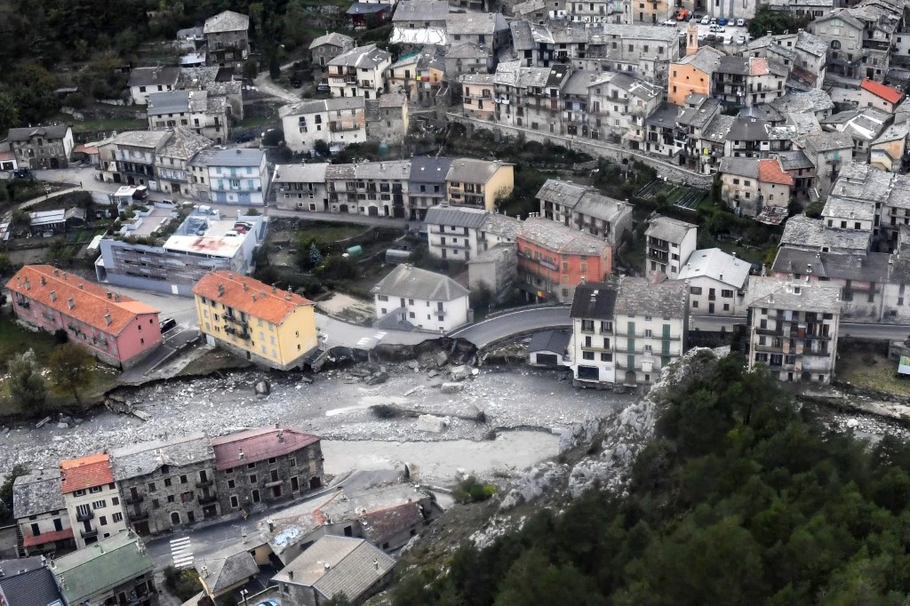 Macron promet un soutien "dans la durée" aux sinistrés des Alpes-Maritimes