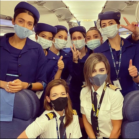 La capitaine Rola Hoteit (au centre à droite) entourée de son équipage entièrement féminin (@captain_rolahoteit/Instagram)
