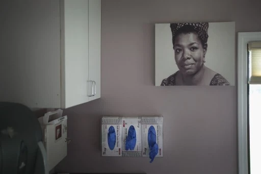 Portrait de l’écrivain Maya Angelou dans une clinique de l’Indiana (Scott Olson/Getty Images via AFP)