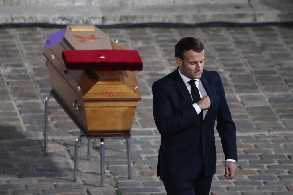 Macron rend hommage au « combat pour la liberté » de Samuel Paty