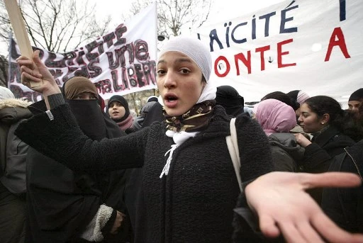 Port du voile: une lycéenne mise en examen pour avoir insulté une enseignante