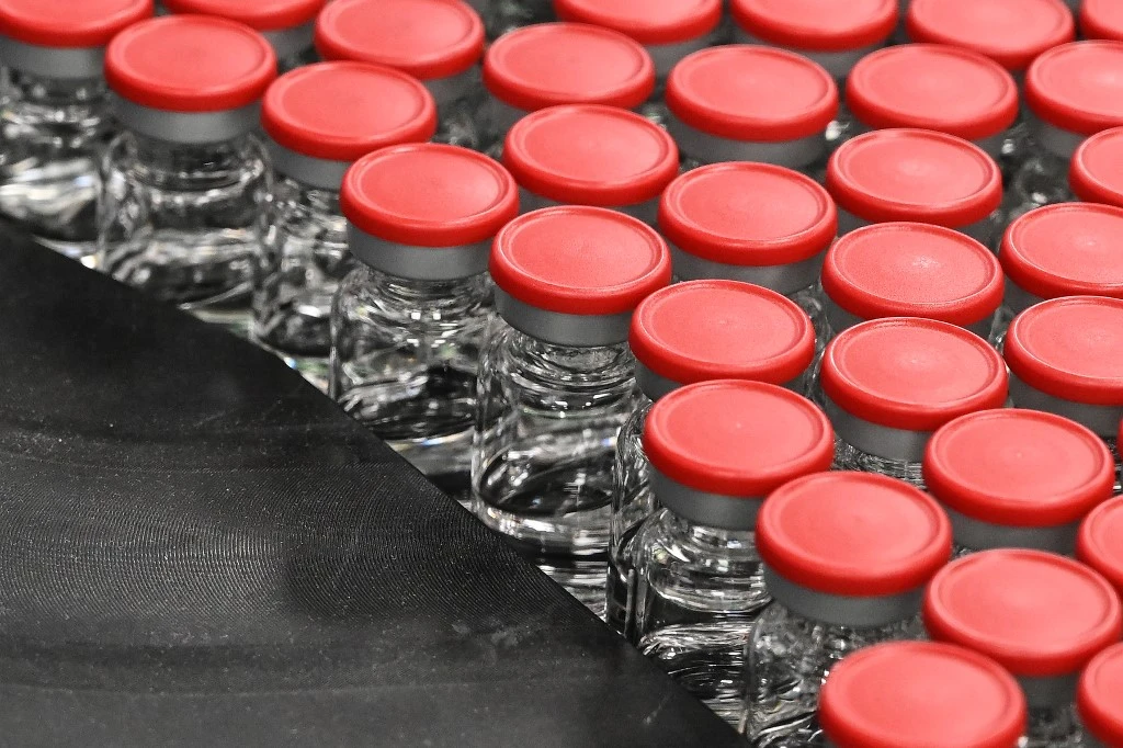 Accès des pays pauvres au vaccin anti-Covid: GSK et Sanofi promettent 200 millions de doses