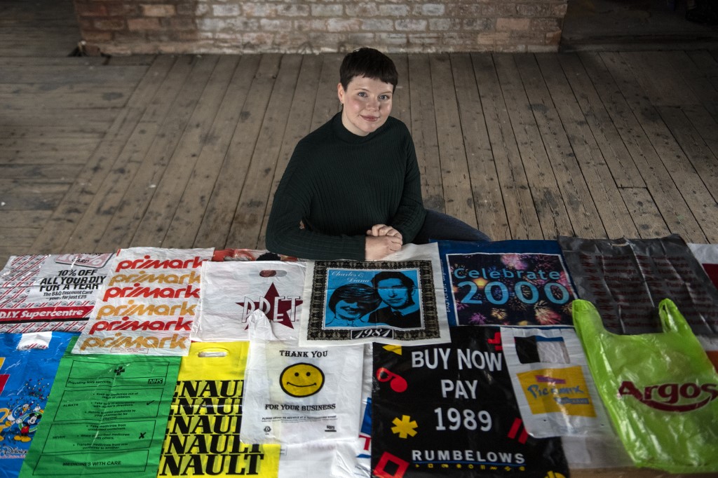 En Ecosse, une artiste donne une deuxième vie à des sacs plastiques