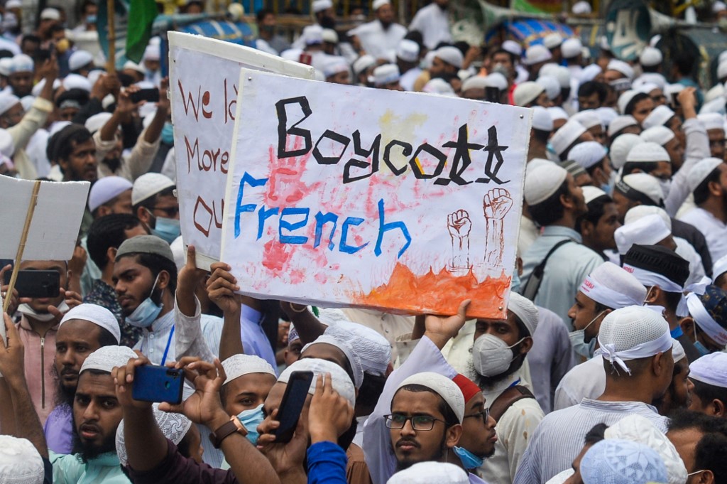 Bangladesh: plus de 50.000 manifestants contre la France, appels aux boycott
