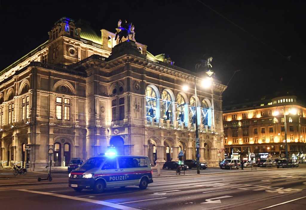 Une voiture de police roule devant l'opéra dans le centre de Vienne le 2 novembre 2020, à la suite d'une fusillade.(AFP)