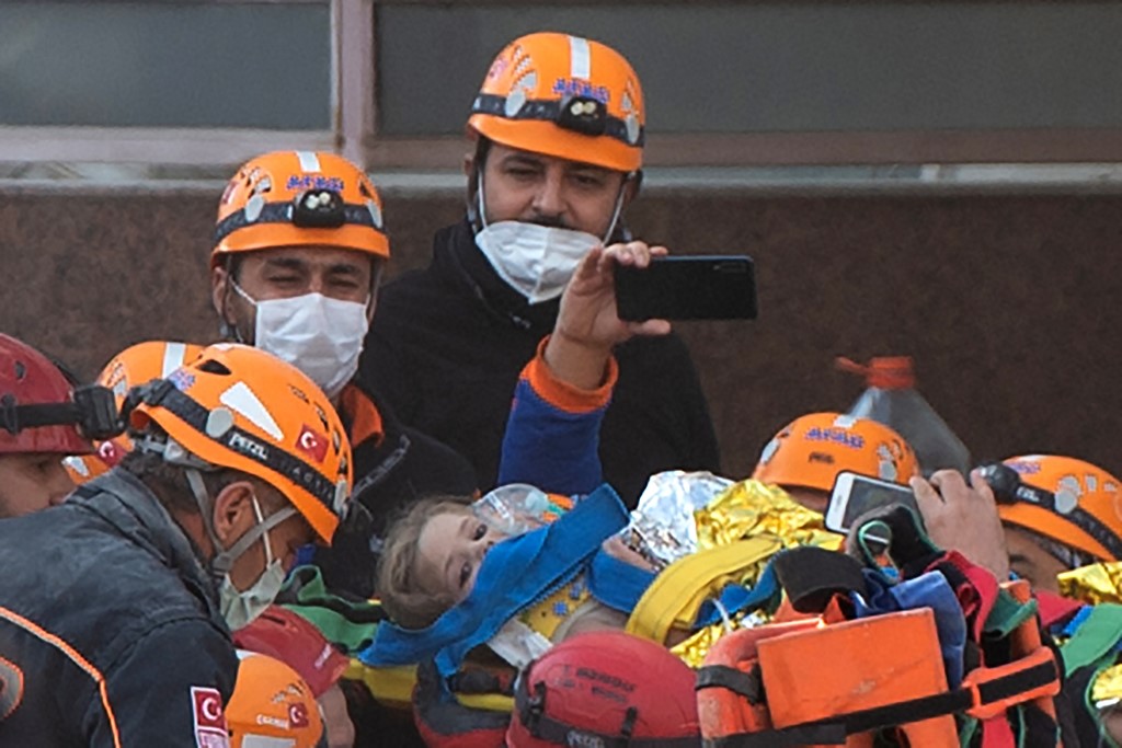Séisme en Turquie: une petite fille retrouvée indemne sous les décombres