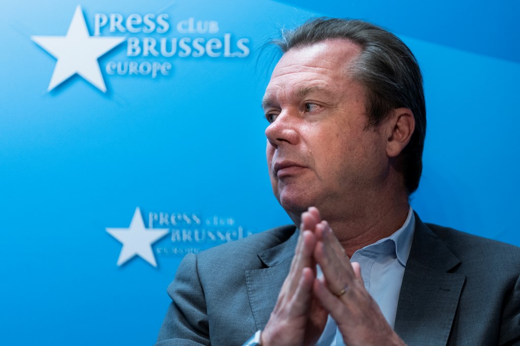 Jérôme Rivière, membre du Rassemblement national (RN), parti d'extrême droite français et député européen, participe à une conférence de presse du groupe politique "Identité et démocratie" (ID) du Parlement européen. (Kenzo TRIBOUILLARD / AFP)