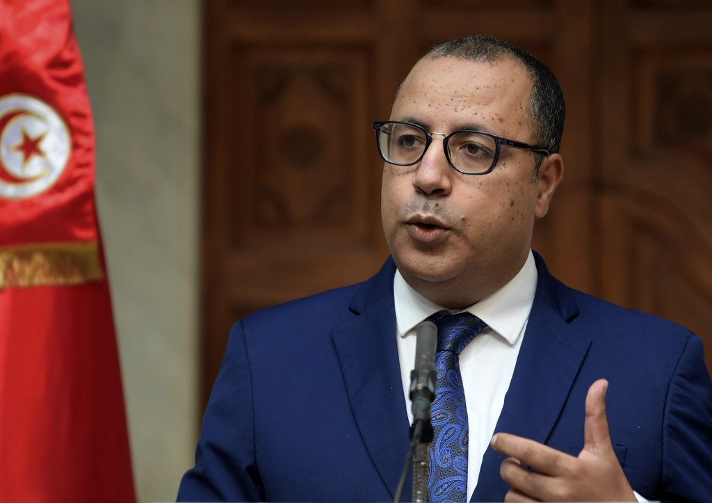 Le premier ministre Hichem Mechichi donne une conference de presse le 3 Novembre 2020 a Tunis avec plusieurs experts economiques (FETHI BELAID / AFP)