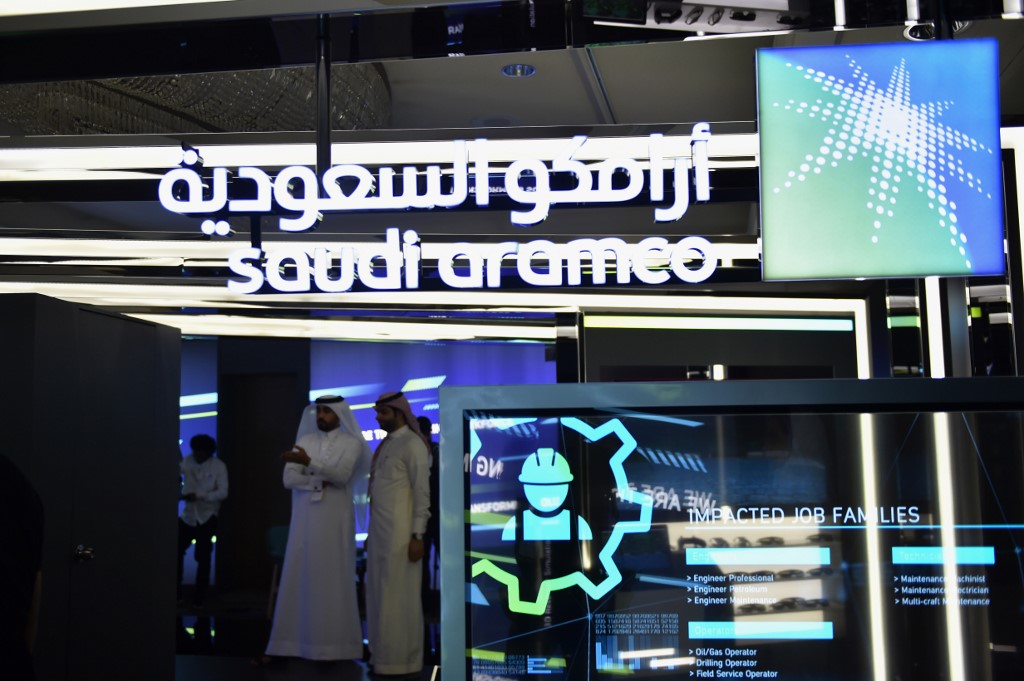 Dans cette photo d'archive prise le 13 novembre 2019, les visiteurs s'arrêtent à la section exposition Aramco du Misk Global Forum sur l'innovation et la technologie qui s'est tenu à Riyad, la capitale saoudienne. (FAYEZ NURELDINE / AFP)