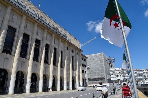 Algérie: le président Tebboune atteint du coronavirus, dans un climat d'incertitude