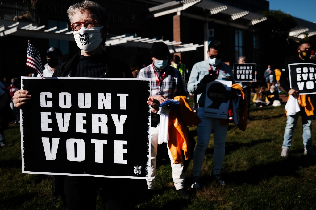 Des manifestants en faveur du dépouillement de tous les votes. (AFP)
