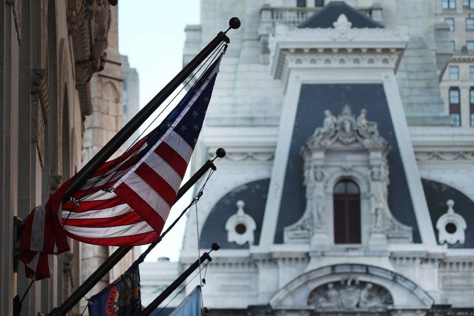 Un drapeau américain accroché à un immeuble après que les Américains ont voté à l'élection présidentielle le 4 novembre 2020 à Philadelphie, Pennsylvanie. (AFP)