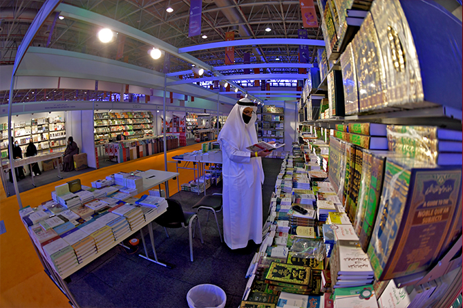 Cette photo montre des gens à la Foire internationale du livre de Sharjah dans l'émirat du Golfe, au nord-est de Dubaï, le 4 novembre 2020. (Karim SAHIB / AFP)