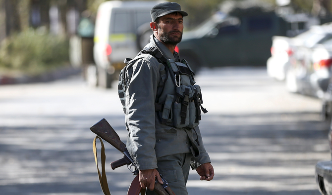 Un policier afghan veille à proximité du site d'une attaque à l'université de Kaboul, en Afghanistan, le 2 novembre 2020 (Reuters)