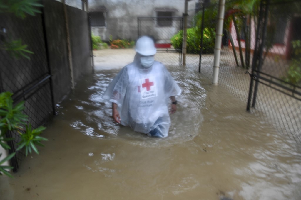 Un sauveteur dans un village indigène du nord-ouest du Guatemala. (AFP)